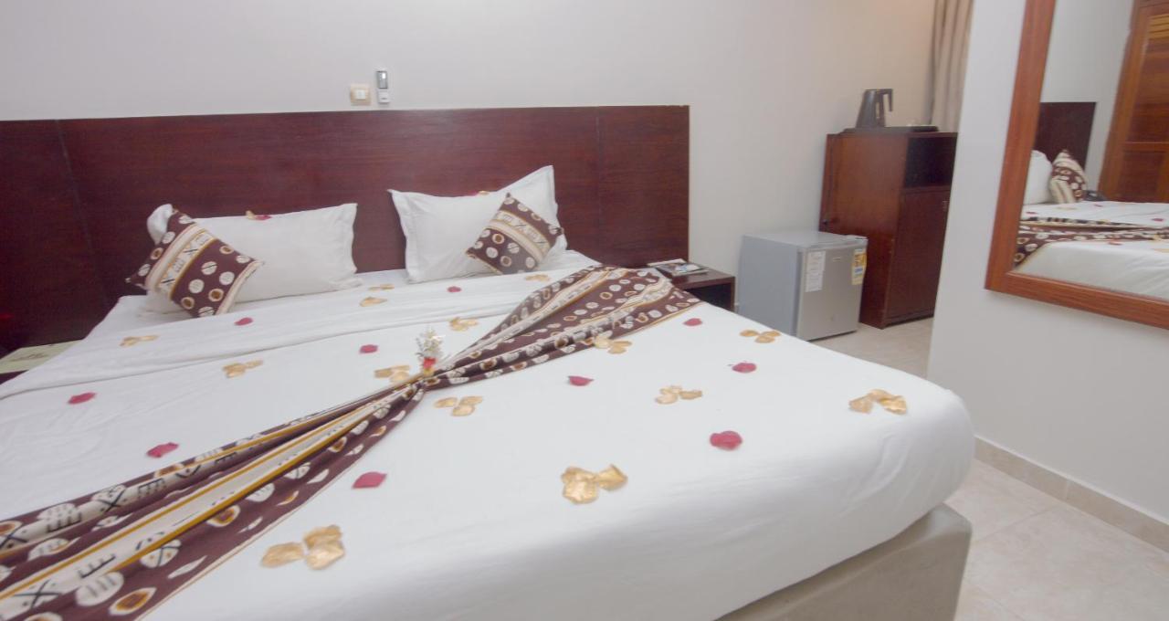 Hotel La Rose Blanche อาบีจาน ภายนอก รูปภาพ