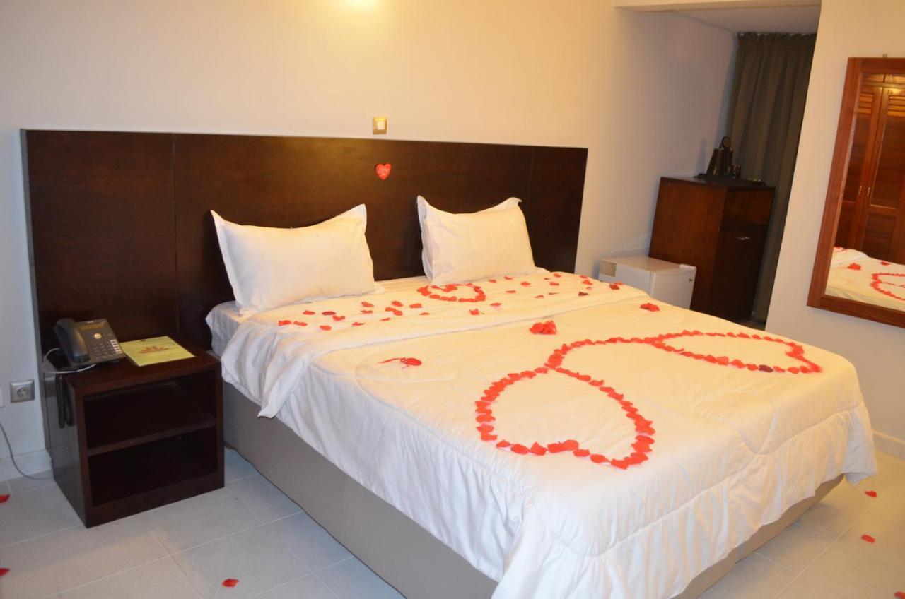 Hotel La Rose Blanche อาบีจาน ภายนอก รูปภาพ