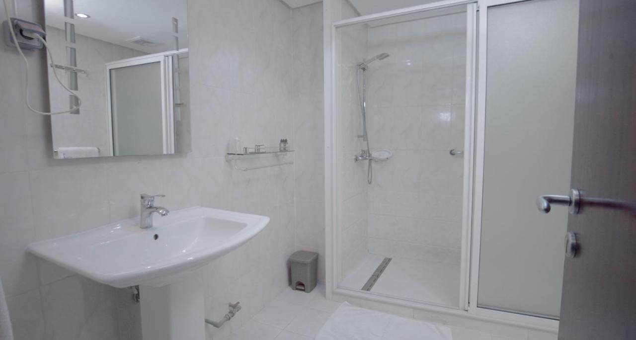 Hotel La Rose Blanche อาบีจาน ภายนอก รูปภาพ