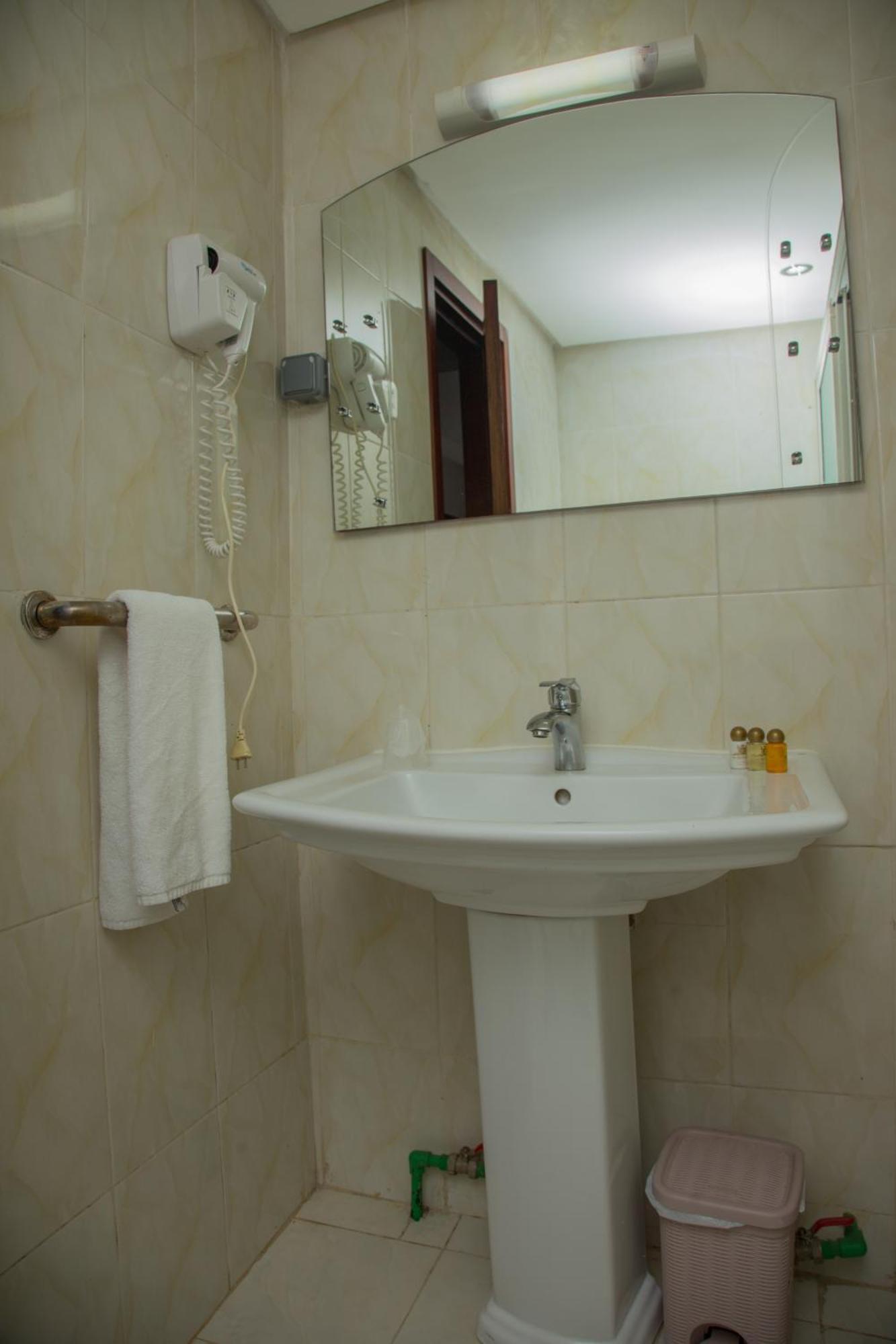 Hotel La Rose Blanche อาบีจาน ภายนอก รูปภาพ