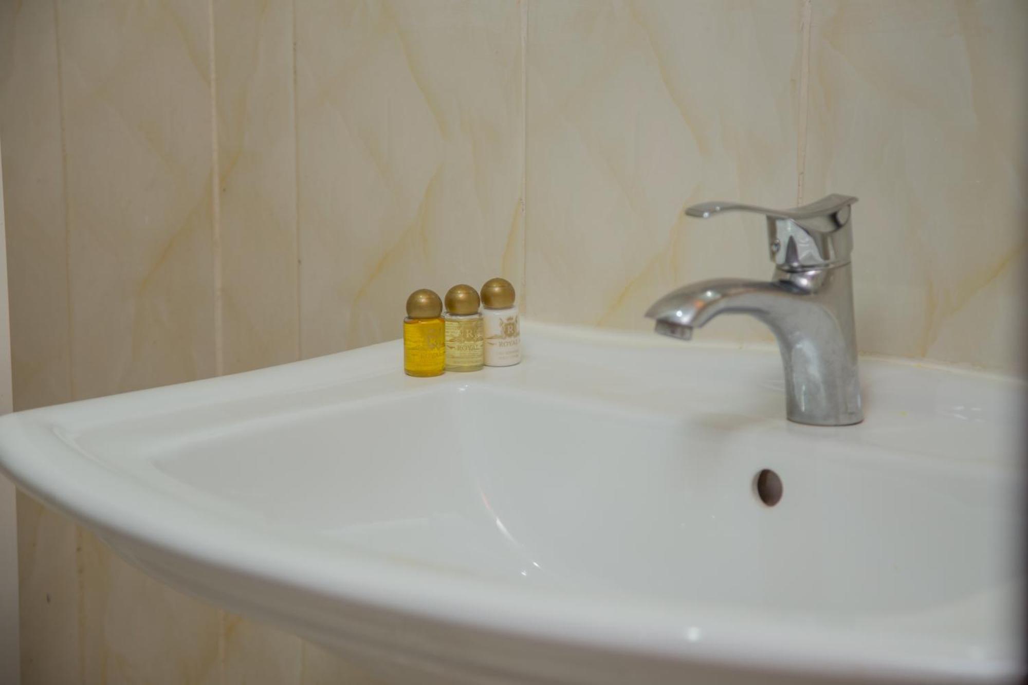 Hotel La Rose Blanche อาบีจาน ภายนอก รูปภาพ